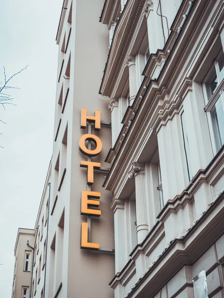 Gelbe Hotelbuchstaben auf dem Gebäude — Stockfoto