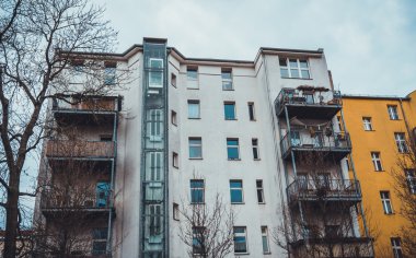 Mavi gökyüzü ve balkonlu Berlin daireleri