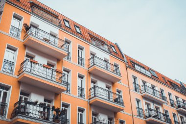 turuncu ve tipik berlin binalar