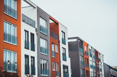 kırmızı, beyaz ve gri renkli townhouses