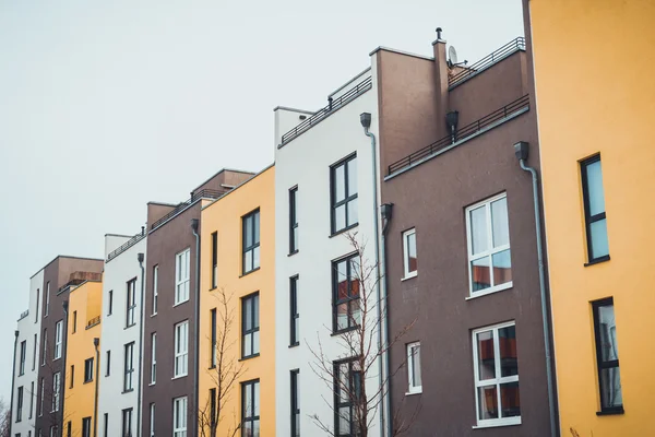Fila de coloridas casas urbanas modernas — Foto de Stock