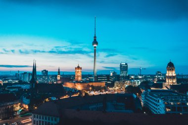 Kuşlar ile yaklaşan gece kenti göz