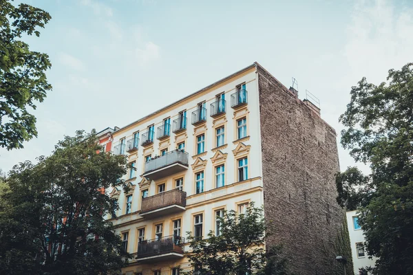 Vista de baixo ângulo do prédio de apartamentos urbanos — Fotografia de Stock