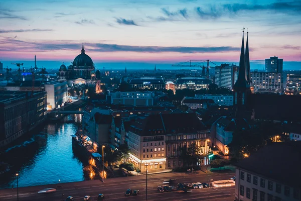 Vista notturna del centro città europeo — Foto Stock