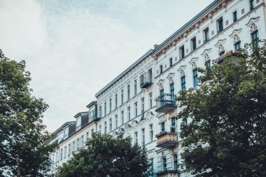 Düşük açılı görünümü görkemli apartmanlar