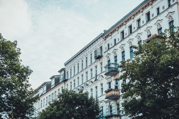 Vista de ángulo bajo de edificios de apartamentos señoriales — Foto de Stock