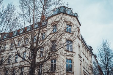 Bazı ağaçları ile bina turuncu