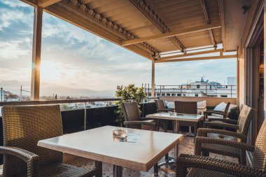Restoran masa ve sandalye bir açık hava verandada