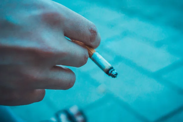 Hand Hålla Brinnande Filter Cigarett Mellan Fingrarna Begreppsmässig Bild Över — Stockfoto