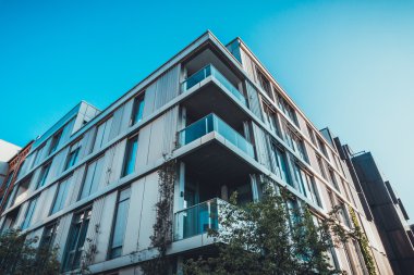 Düşük açılı modern ofis binası.