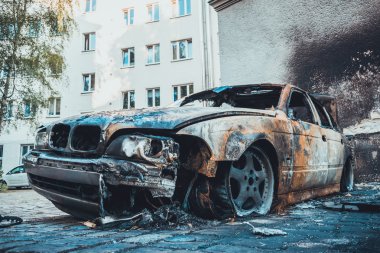 Berlin 'de tamamen yanmış ve tahrip edilmiş bir araba.