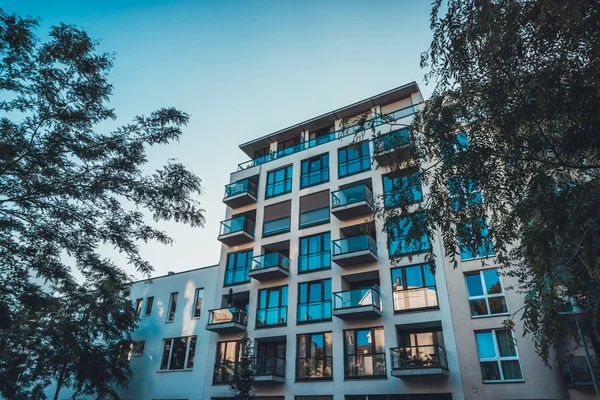 Casa Moderna Con Balcón Cristal Árboles Ambos Lados —  Fotos de Stock