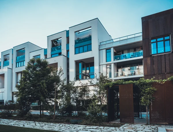 Modern siyah beyaz townhouses ile birlikte
