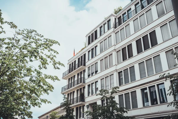 Vista de ángulo bajo del moderno edificio de apartamentos —  Fotos de Stock