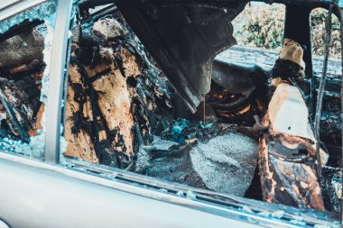 Berlin 'de tamamen tahrip olmuş bir arabada yanmış koltuklar.