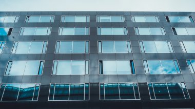 mavi ve yeşil cam cephe