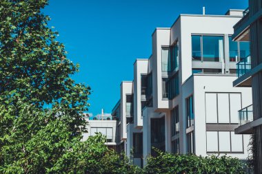 Modern düz çatılı townhouses kompleksinin