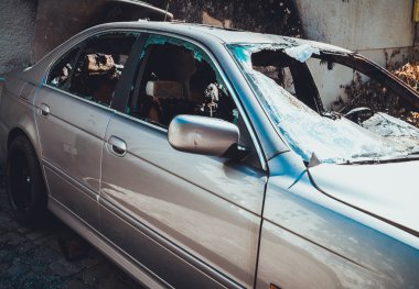 Lüks araba yangında yok oldu.