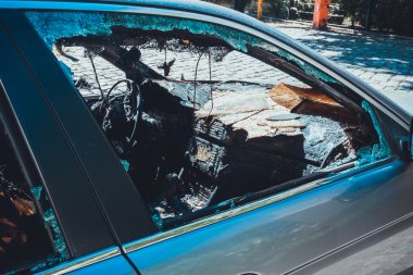 Berlin 'deki vandalizm saldırısından sonra yanmış lüks bir araba.