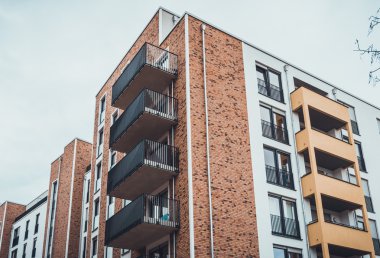 Turuncu tuğla cephe sarı balconys ile