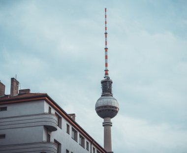 Berlin'deki tipik apartman binası ile Fernsehturm