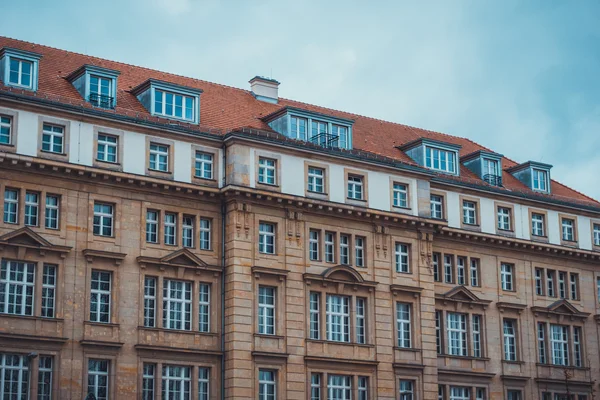 Apartamentos europeus de luxo com telhado de azulejos vermelhos — Fotografia de Stock