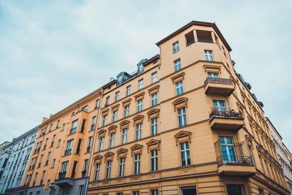Edificio de apartamentos urbanos amarillos con balcones — Foto de Stock