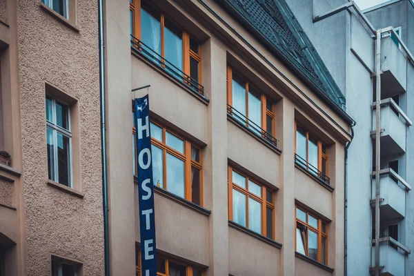 Nízký růst měst Hostel rezidence s vertikální znamení — Stock fotografie