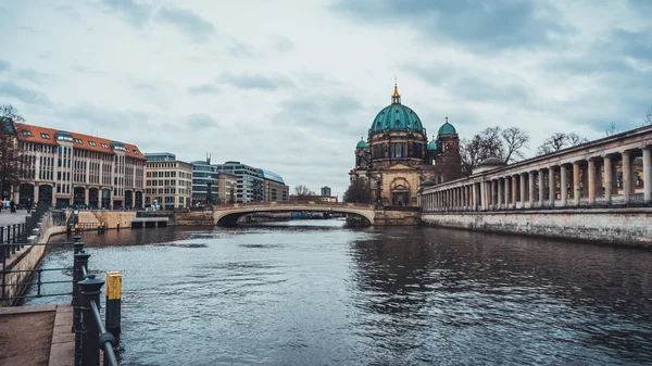 Cattedrale di Berlino e Ponte sull'Isola dei Musei — Foto Stock