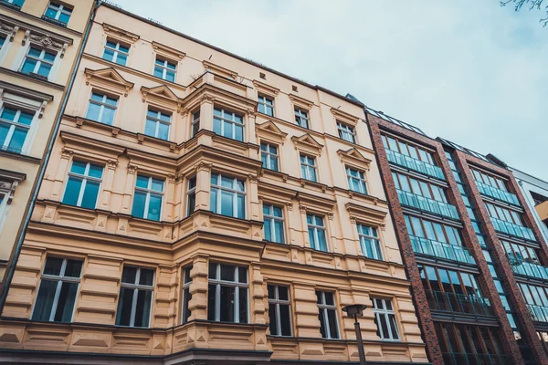 Edificios de apartamentos de lujo con fachada de vidrio — Foto de Stock