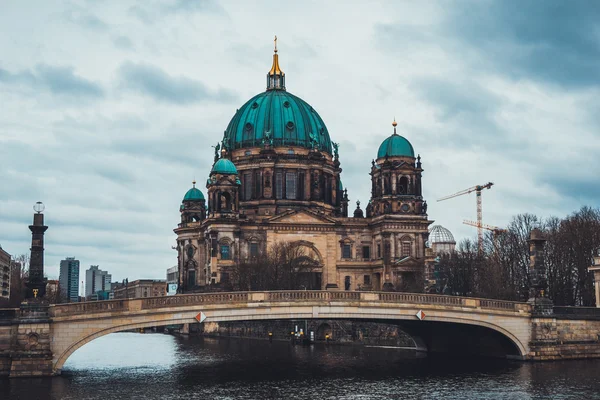 Cathédrale de Berlin et pont traversant la rivière Spree — Photo