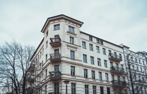 Luxus-Apartmenthaus mit Eckbalkonen — Stockfoto