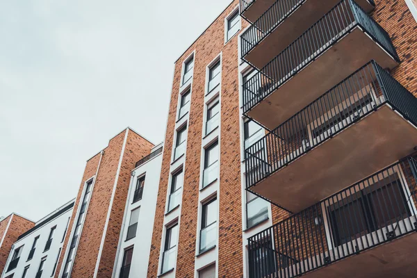 Fachada vermelha e branca no prédio de apartamentos — Fotografia de Stock