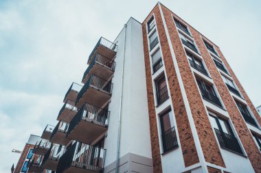 moden apartman çok düşük açı görünümü