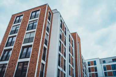 apartman ın düşük açılı görünümü