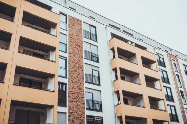 turuncu ve sarı renkli cephe bina