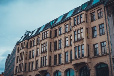 Eğimli çatı ve kutusunu windows ile modern daire