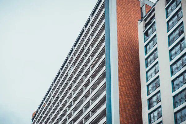 Сучасний міський житловий будинок з балконами — стокове фото