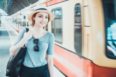 İstasyonda oldukça trendy genç kadın