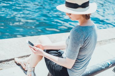 Şapka riverfront adlı olan tek kadın