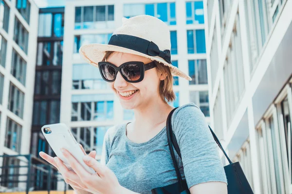 Glad ung kvinna läsa ett textmeddelande — Stockfoto