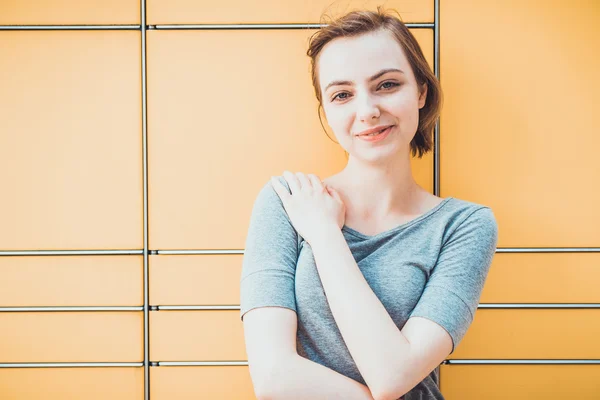 Kısa saç ve memnun ifade kadın ile