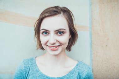 Tatlı bir gülümseme ile samimi genç kadın