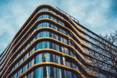 Kışın mavi gökyüzü altında modern condominium