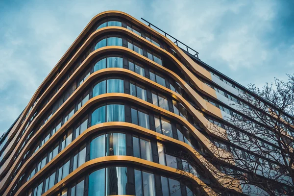 Kışın mavi gökyüzü altında modern condominium