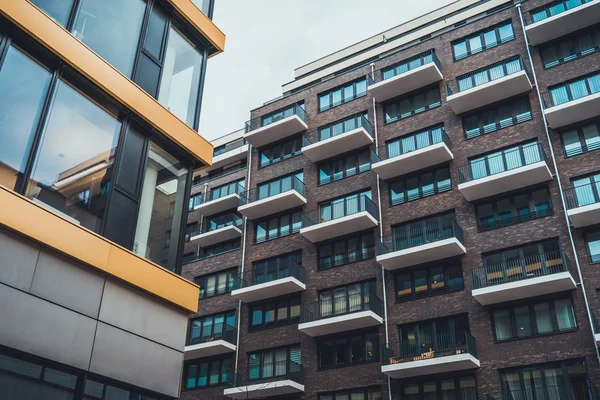 Exterior de dois modernos edifícios de apartamentos urbanos — Fotografia de Stock