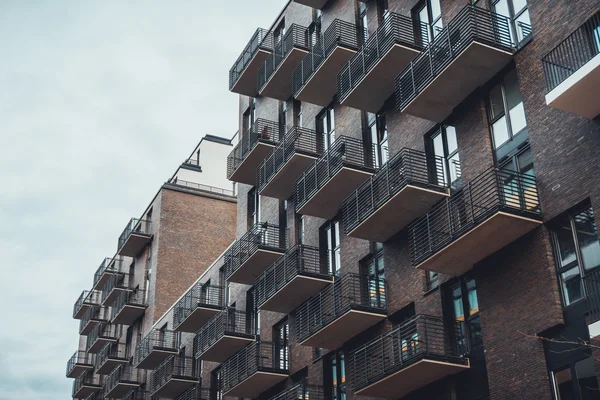 Apartman balkonları binadan dışarı çıkıyor