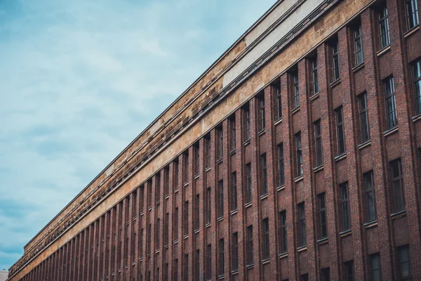 Visão de baixo ângulo de construção exterior da antiga fábrica — Fotografia de Stock