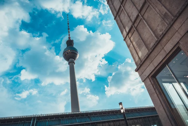 Visão de baixo ângulo de fernsehturm — Fotografia de Stock