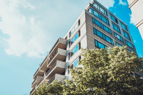 Edifício de escritório moderno em cores vintage — Fotografia de Stock